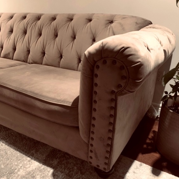 LUXURIOUS VELVET CHESTERFIELD SOFA IN TAUPE - Picture 8 of 8